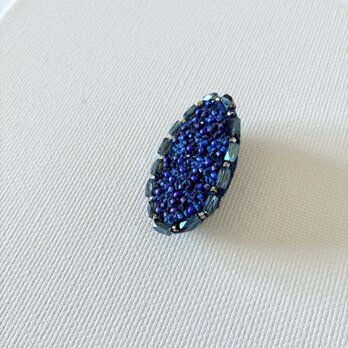 "宝石のようなブルーの刺繍オーバル型ブローチ　