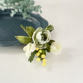 布花　グリーン薔薇、白いスイートピー、ミモザのシンプル豪華なブーケコサージュ。大人フォーマル2024の画像