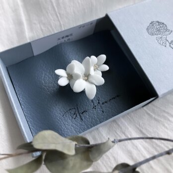 白磁　天草陶花のブローチ　三人花の画像