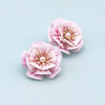 ふんわり八重桜のイヤリング♡手染めシルク /ピンク  つまみ細工 和 着物　 春　袴　卒業式　フォーマル　の画像