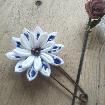 つまみ細工のお花のストールピン ブルー(ウッドビーズ)の画像