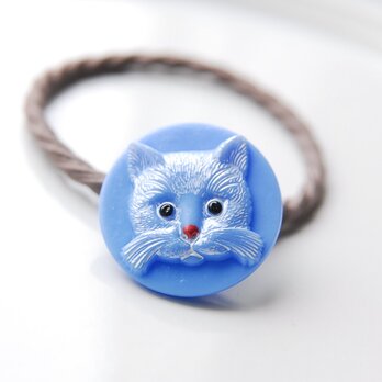 ネコ柄チェコガラスボタンのヘアゴム　青x茶色の画像