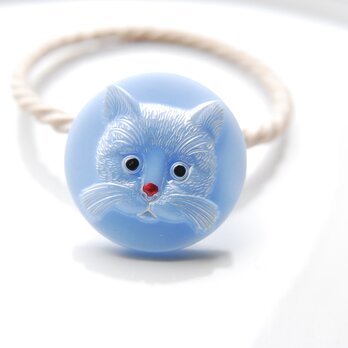 ネコ柄チェコガラスボタンのヘアゴム　水色xベージュの画像