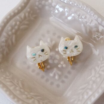 【受注生産】ウルウルおめめの猫イヤリング（シロさん）パールホワイト・螺鈿風・白猫の画像