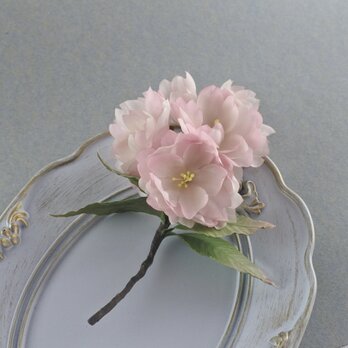 絹八重桜のコサージュの画像