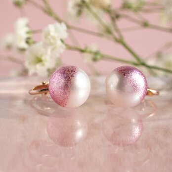 《春の新色》桜ピンク＆ホワイトのパールイヤリング　ピンク箔と淡水パールのツートンカラーイヤリングの画像