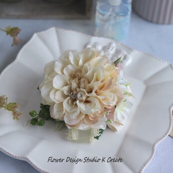 結婚式・卒業式・入学式に♡白い小花と紫陽花のベージュダリアのコサージュ　コサージュ　木馬リボン　入学式　卒業式　造花　ベージュの画像