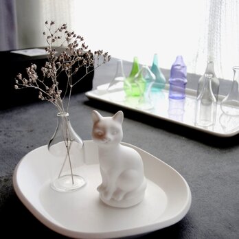 白猫のアロマストーン ■ 骨董ガラス専門店の看板猫  ■ お好きな花器を選んで注文できるの画像