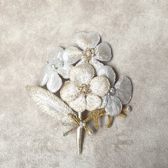 絹糸刺繍 白いお花の小さな花束ブローチ　　　の画像