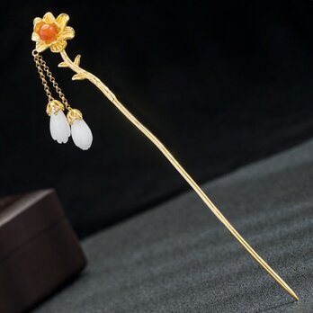 木蓮の花をイメージした簪 - 華やかなガーネットとネフライトが輝くK117の画像