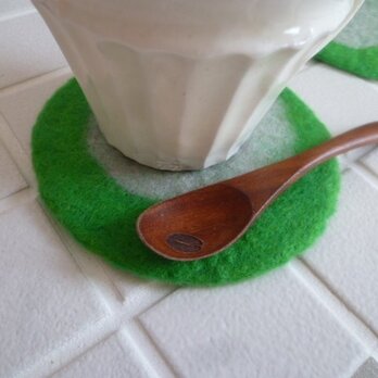 羊毛フェルトのコースター２枚セット（グリーン）