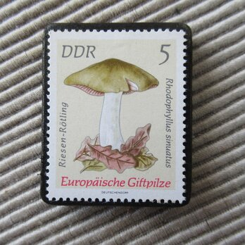 ドイツ　きのこ切手ブローチ9391の画像