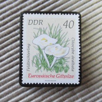 ドイツ　きのこ切手ブローチ9398の画像