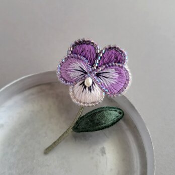 そっと咲く　ちいさなビオラのブローチ　濃紫の画像