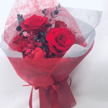プリザーブドフラワー大輪の赤い薔薇とミニ薔薇とかすみ草のふんわり花束8本タイプ（花束ラッピング）の画像