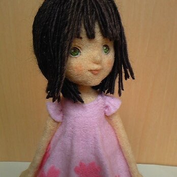 羊毛フェルト「桜ワンピの女の子」の画像