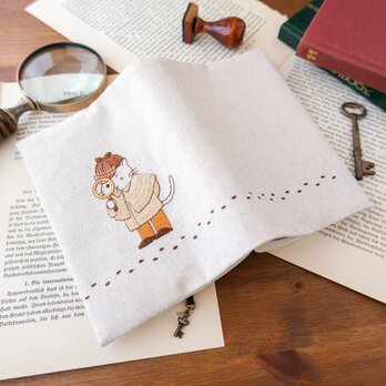 【受注制作】ネコの探偵さんのブックカバー（ミステリ専用）・文庫本サイズ☆厚めの本にも対応　＊　刺繍の画像