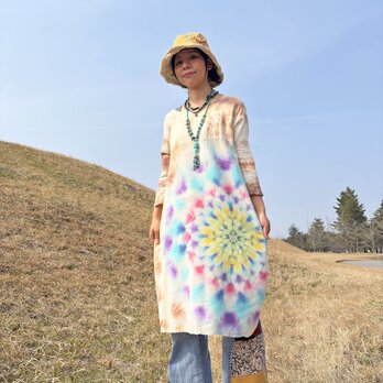 タイダイ染め　長袖ワンピース 　優しいブラウンのムラ染めに淡く幻想的な曼荼羅模様 HD21-25