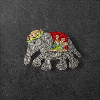 インド象のビーズ刺繍ブローチ　L　赤　(リュネビル刺繍)　の画像