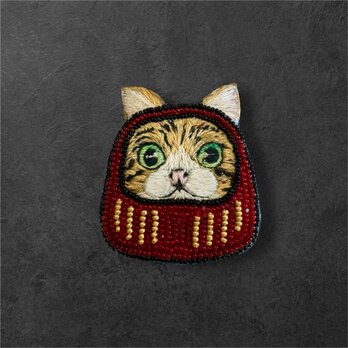 送料無料　だるま×猫のビーズ刺繍ブローチ　キジ白　　～リュネビル刺繍～の画像
