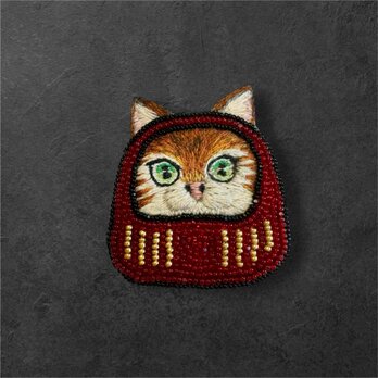 送料無料　だるま×猫のビーズ刺繍ブローチ　茶白　　～リュネビル刺繍～の画像