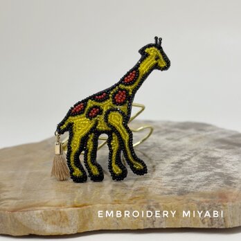 きりんのブローチ　ビーズ刺繍の子キリン　(リュネビル刺繍)の画像