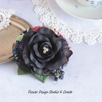 黒い薔薇とモーブピンクローズのコサージュ　入学式　卒業式　卒園式　 結婚式　フォーマル　黒　箱入りの画像