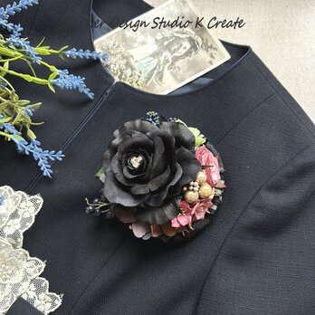 黒い薔薇とモーブピンクローズのコサージュ　入学式　卒業式　卒園式　 結婚式　フォーマル　黒　箱入りの画像