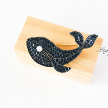『海を愛するディープブルーのクジラのブローチ』鯨の画像