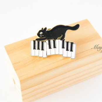 『猫と音楽シリーズ〜ピアノの上を駆ける猫のブローチ』の画像