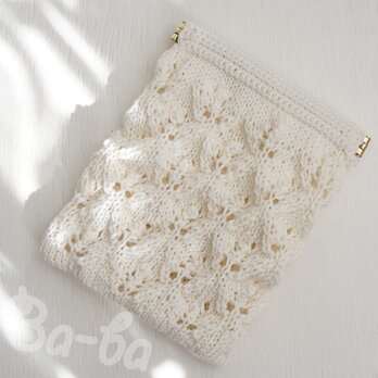 ばあば♫ 透かし編みの大きめバネがま（valkoinen kukka・B14）の画像