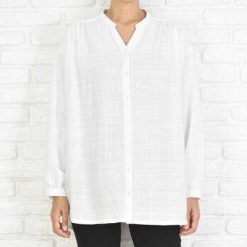 シンプルなコットン素材のスキッパーシャツ　ホワイト　白シャツの画像