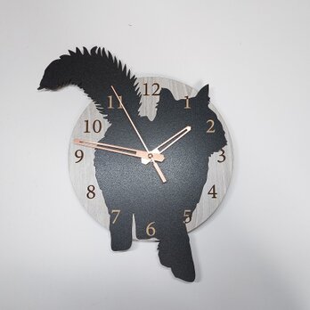 【ラッピング無料】名入れ・文字入れ ネコちゃん はみ出し壁掛け時計 長毛種　黒　静音時計の画像