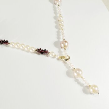 本真珠（淡水パール）とガーネットのYネックレス（天然石、誕生石、ナチュラルカラー、シャンパンカラー、ロングネックレス）の画像
