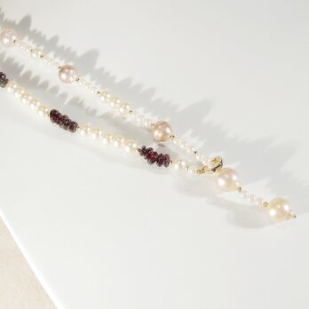 本真珠（淡水パール）とガーネットのYネックレス（天然石、誕生石、ナチュラルカラー、シャンパンカラー、ロングネックレス）の画像