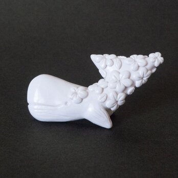 白い鯨のブローチ　White whale brooch made with polymer clay.の画像