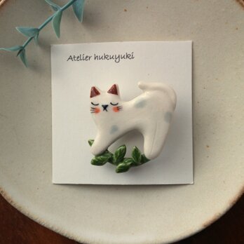 陶器で作った ネコのブローチ   ( リース C ）　の画像