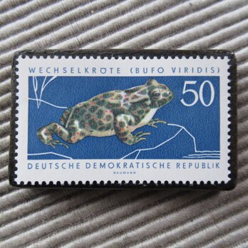 ドイツ　カエル切手ブローチ9477の画像