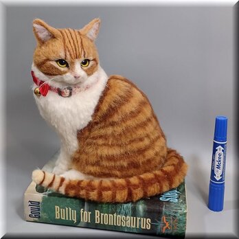 羊毛フェルト　猫　茶トラハチワレ猫　ねこ　ネコ　猫フィギュアの画像