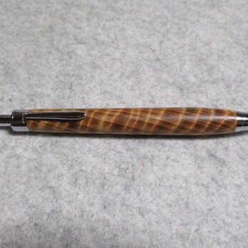 地杉瘤　トラ杢　屋久島産　椿油仕上げ　ワンピースタイプの木軸ボールペン(シャープペンシル）　の画像