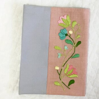 花刺繍のブックカバー（文庫本サイズ）・ピンクの画像