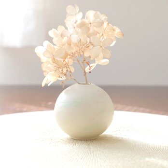 淡い色化粧の球体一輪挿し 春色の画像