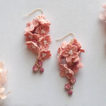 【受注製作】かぎ針編みの桜のピアスの画像