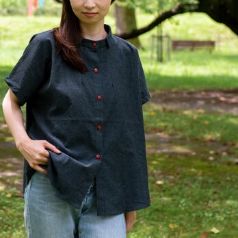 【遠州織物/Musha】ネップミックスダンガリー フレンチスリーブシャツブラウス BGB 赤ボタンの画像