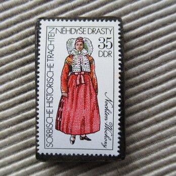 ドイツ　民族衣装切手ブローチ9499の画像