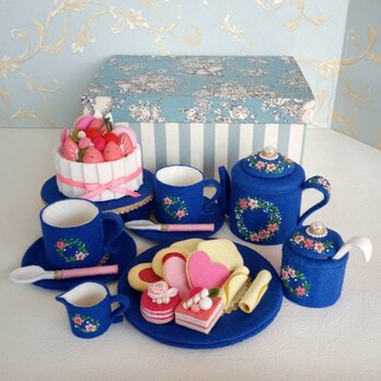 フェルト・刺繍のティーセット＆ケーキ　ブルーにピンクの花　箱付き　おままごとの画像