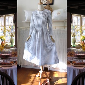 ドット柄のコットンワンピース『オフ白x グレー・ウエストVカット・ギャザースカート・八分袖』の画像