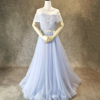 爽やかで優しいブルー スレンダーライン ビジュー サッシュベルト オフショルダー 花嫁 前撮りの画像