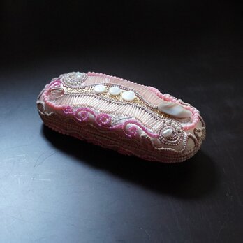 ビーズ刺繍の眼鏡ケース　ハードケース　両面刺繍　ピンク　サテンの画像