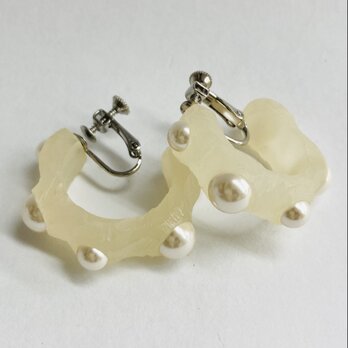 樹脂デザインパーツと樹脂パールのイヤリング/クリーム/R/made in japanの画像